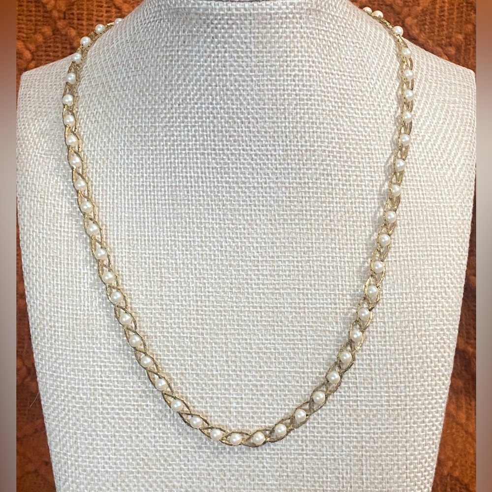 Vintage Gold Tone & Faux Pearl Necklace
